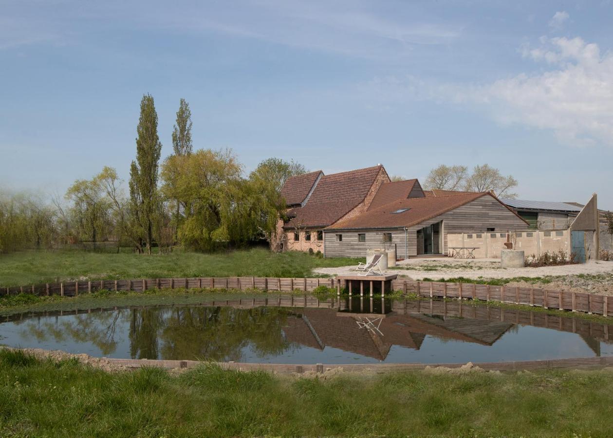 Landelijk Vakantiehuis In Diksmuide Met Een Tuin En Vijver Exterior photo