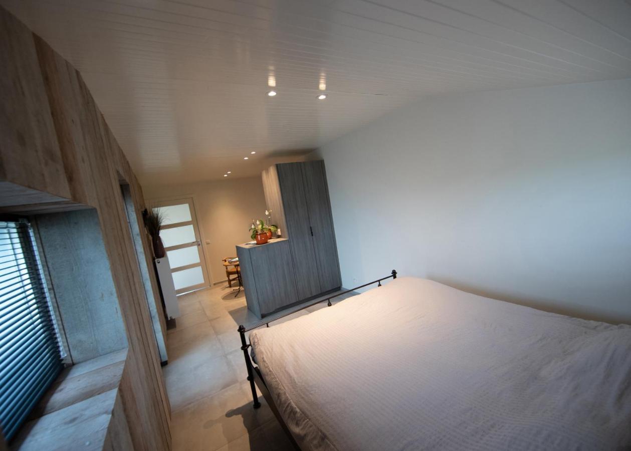 Landelijk Vakantiehuis In Diksmuide Met Een Tuin En Vijver Exterior photo