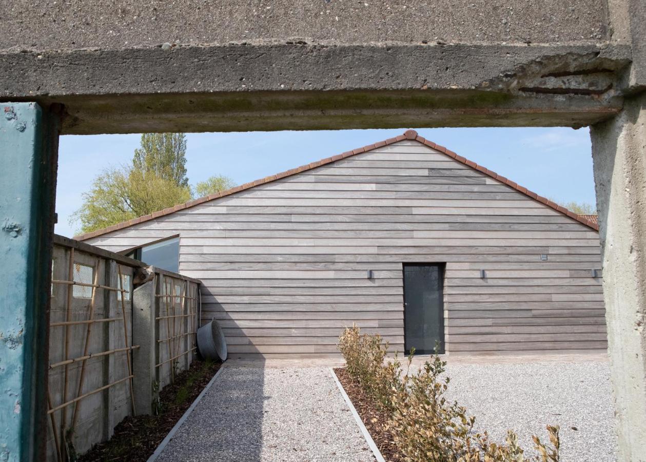 Landelijk Vakantiehuis In Diksmuide Met Een Tuin En Vijver Exterior photo