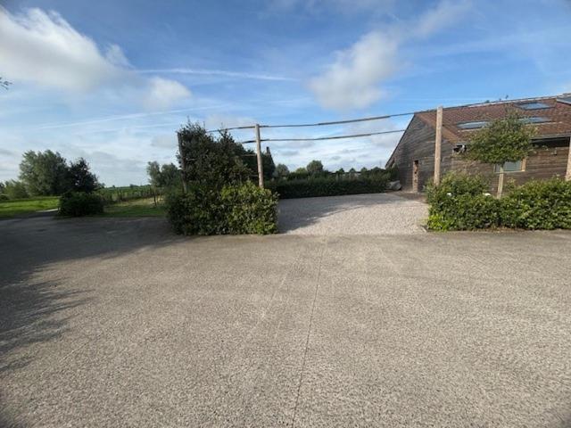 Landelijk Vakantiehuis In Diksmuide Met Een Tuin En Vijver Exterior photo