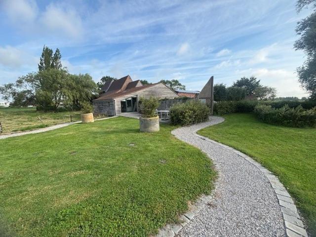 Landelijk Vakantiehuis In Diksmuide Met Een Tuin En Vijver Exterior photo
